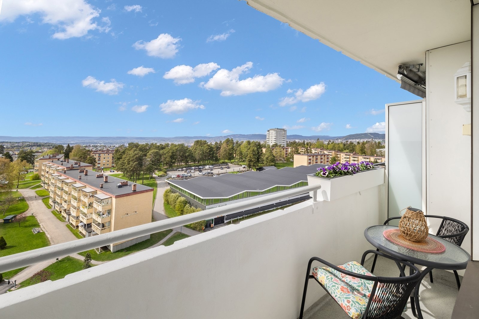 Leiligheten har en god intern beliggenhet i 9. etasje med fantastisk utsikt over Oslo Galleribilde