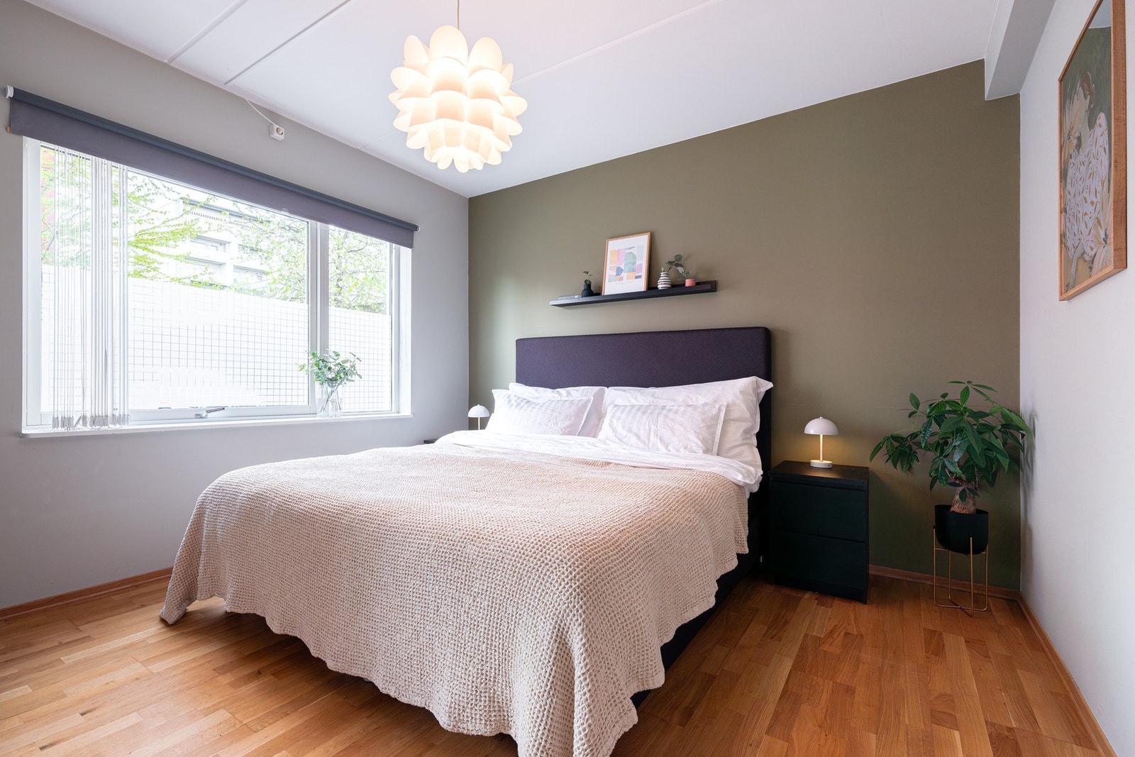 Hovedsoverommet er av meget god størrelse med plass til dobbeltseng og tilhørende nattbord. Galleribilde