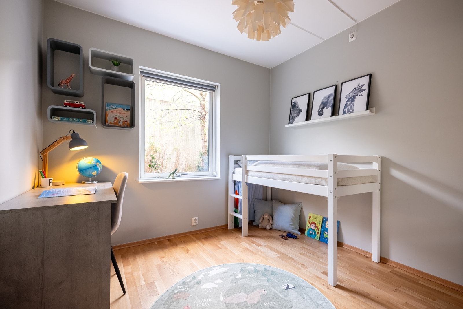 Det andre soverommet er også av fin størrelse og byr på plass til seng, oppbevaringsmøblement og skrivepult. Galleribilde