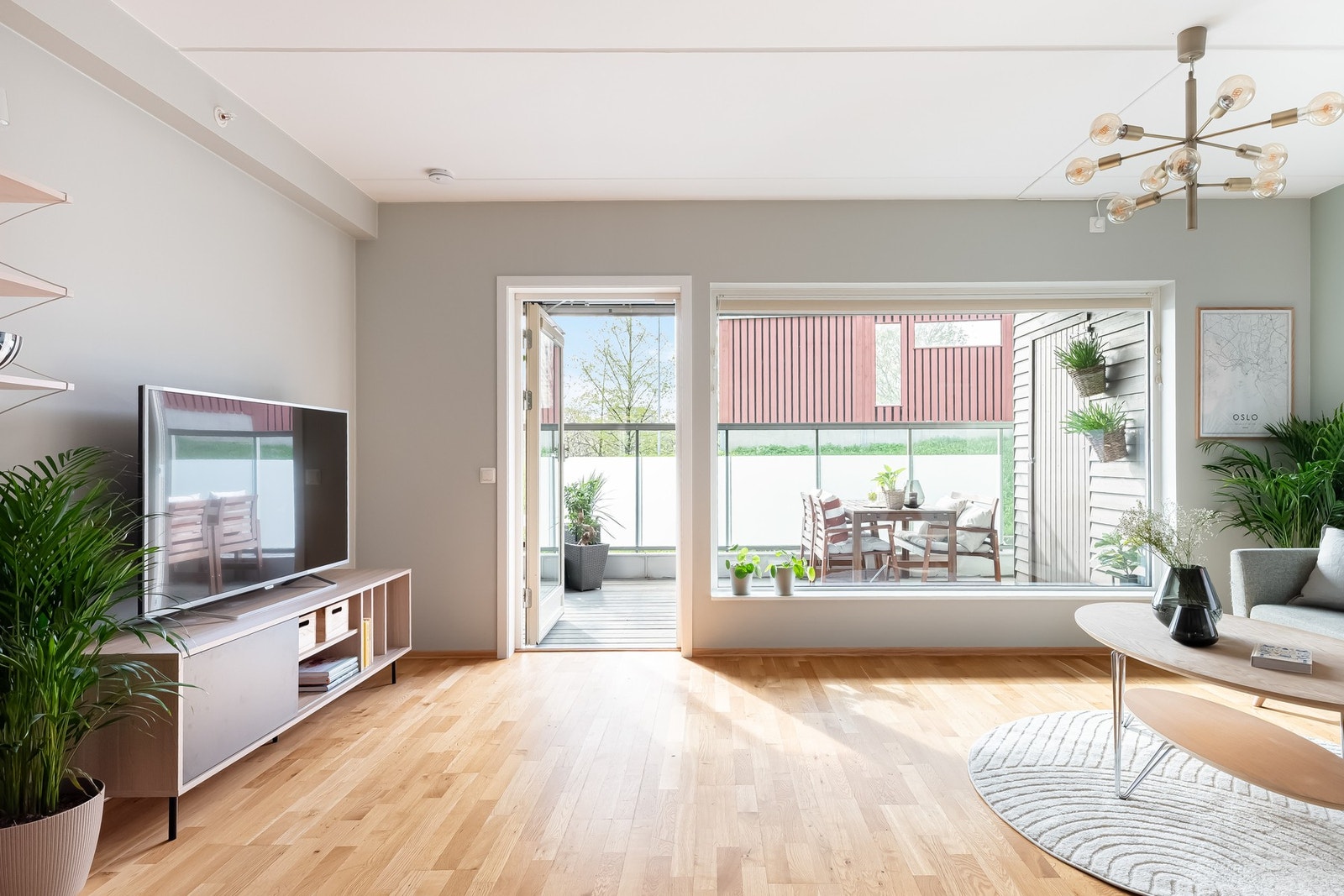 Videre finner vi boligens oppholdsrom, den åpne stue- og kjøkkenløsningen. Galleribilde