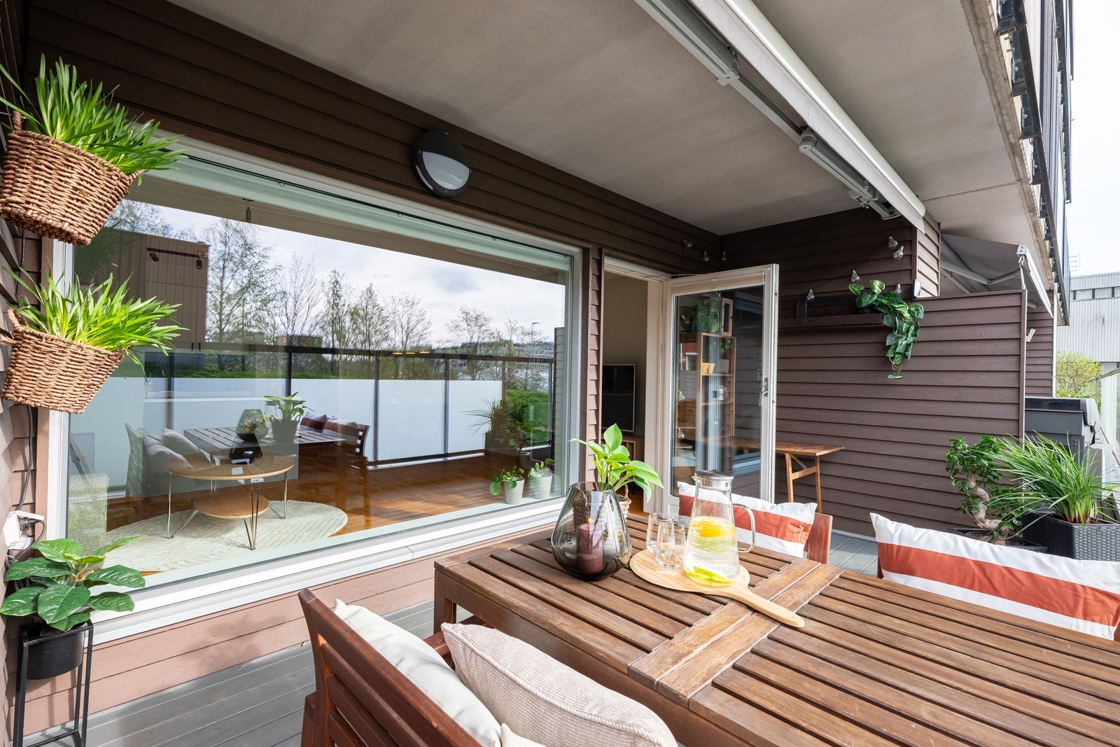 På sommerstid vil uteplassen oppleves som en ekstra stue, hvor balkongdøren for det meste vil stå åpen. Galleribilde