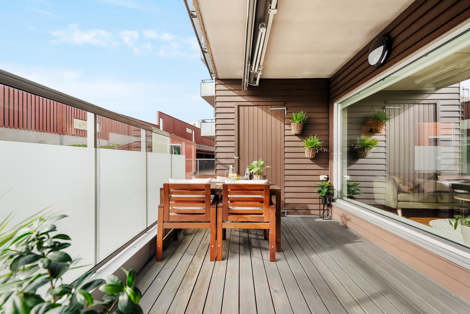 Flott uteplass med god plass til spisegruppe, grill og solseng Galleribilde