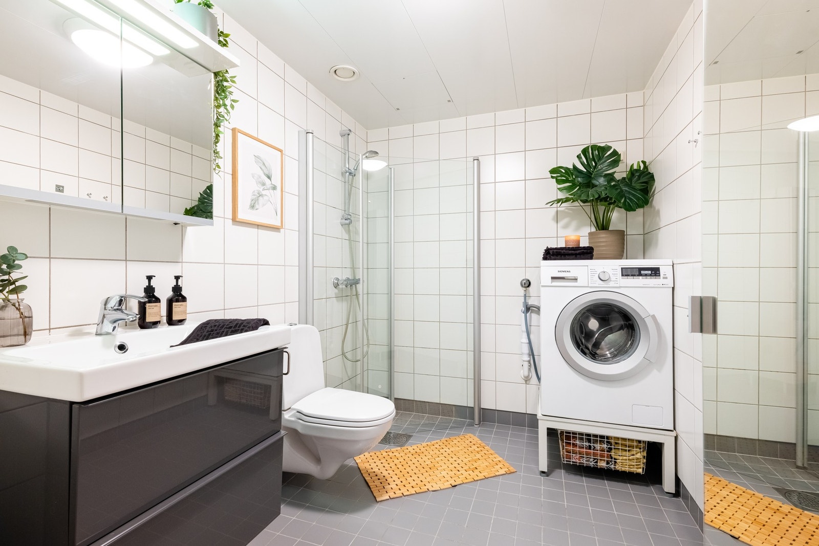 Det flotte, flislagte baderommet ligger i tilknytning til entreen. Galleribilde