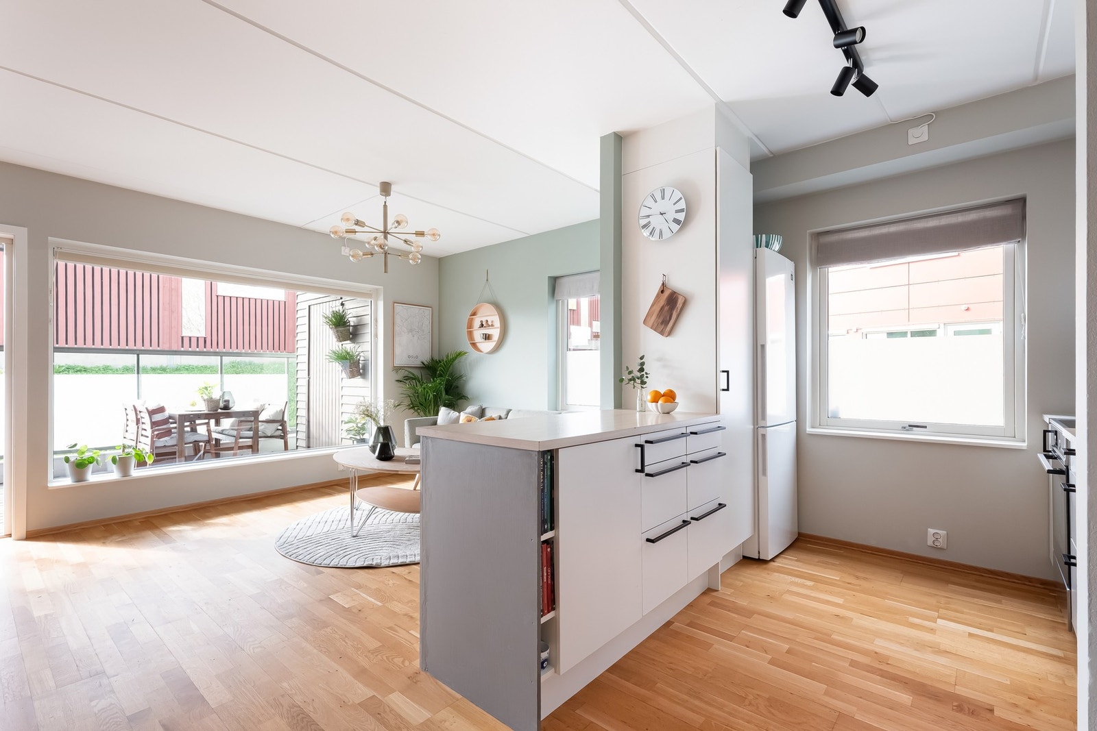 Vinduet mot balkongen er utstyrt med plisségardin med opp&ned-system som gjør at du kan midtstille den på vinduet om man ønsker. Galleribilde