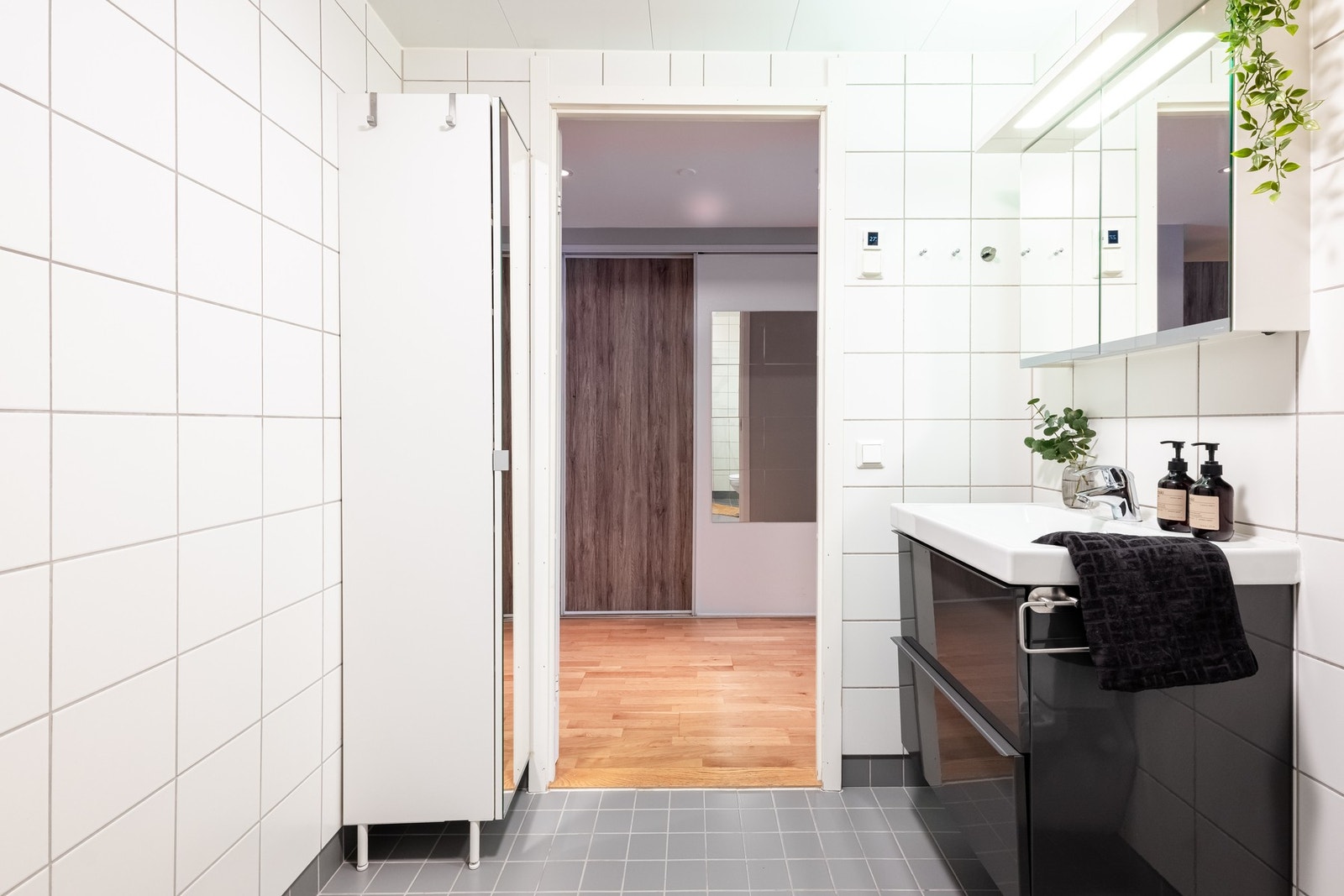 Det er i tillegg dusj med innfellbare dører i herdet glass og vegghengt toalett. Det er opplegg for vaskemaskin. Galleribilde