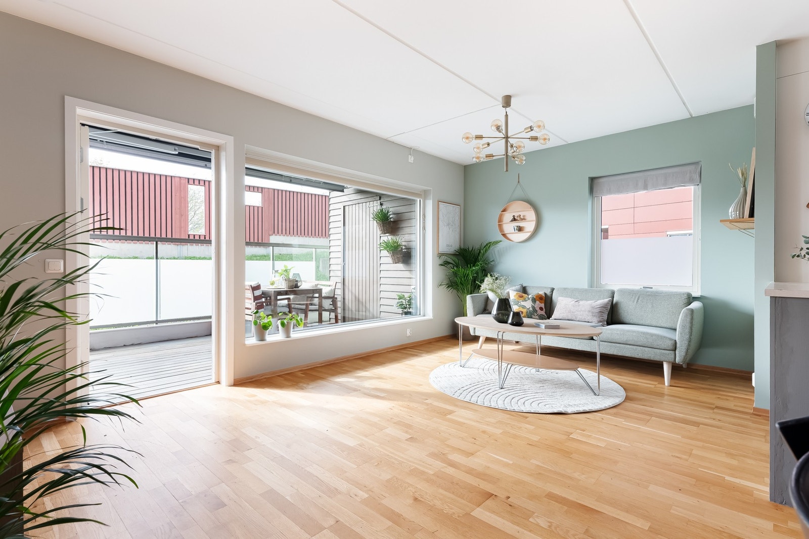 Rommet får godt med naturlig lysinnslipp ved hjelp av generøse vindusflater fra to sider. Galleribilde