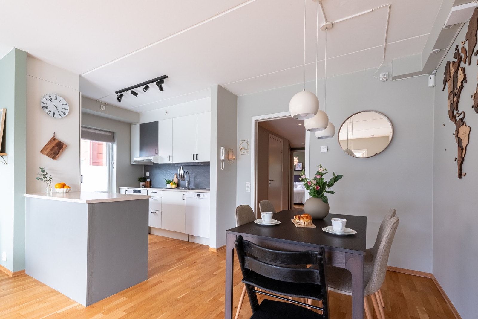 Over koketoppen er det ventilator med avtrekk til ventilasjonskanal. Det er opplegg for vaskemaskin. Galleribilde