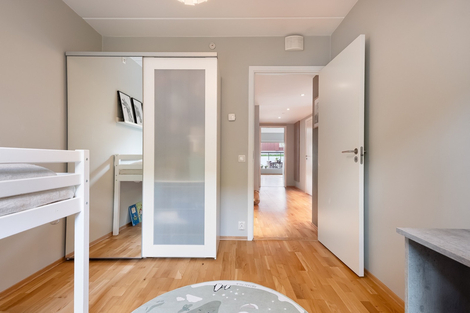 Her er det også et garderobeskap som blir stående. Galleribilde