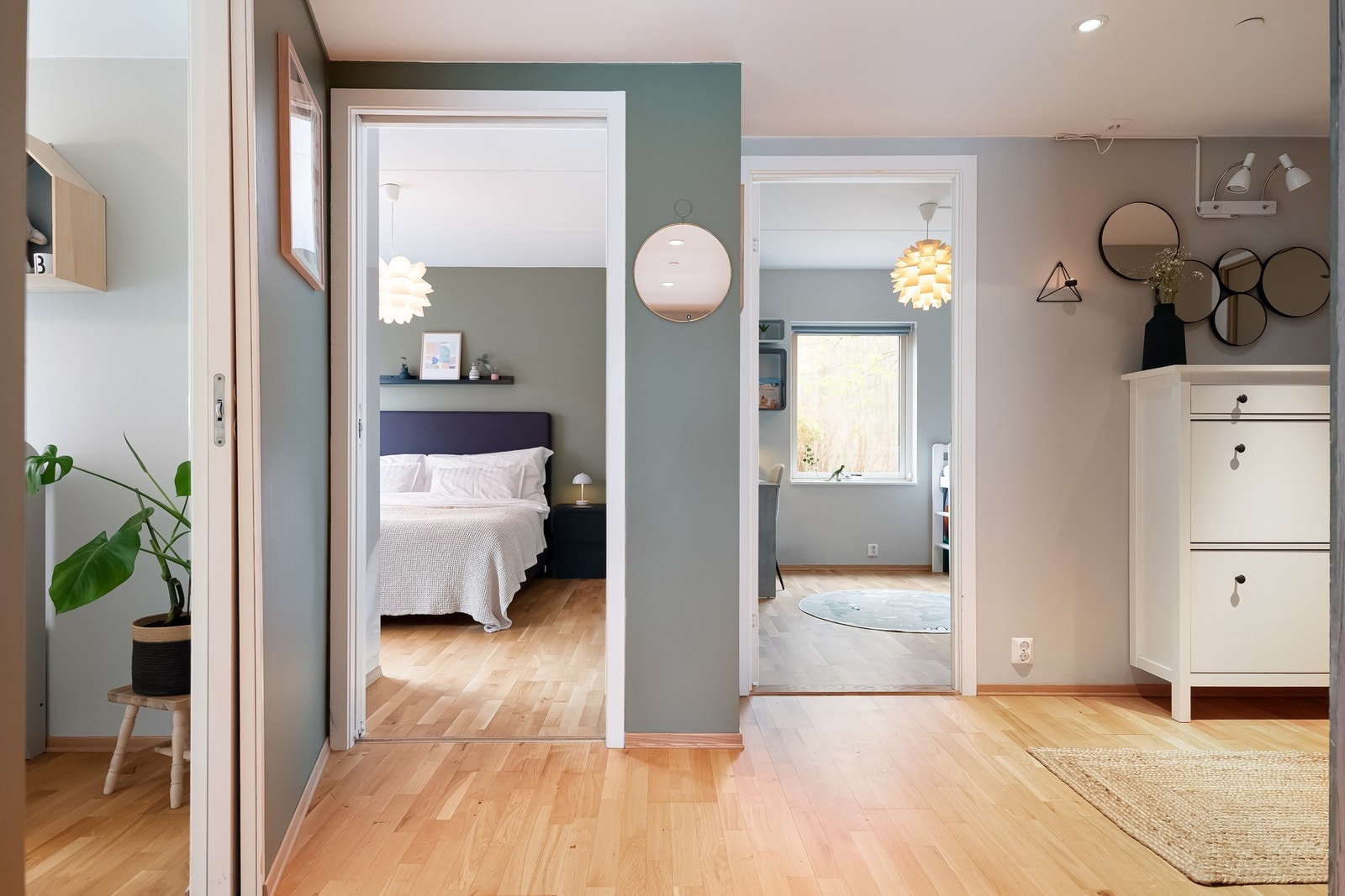 Hele boligen varmes opp med vannbåren gulvvarme som er inkludert (A-konto) i felleskostnadene. Galleribilde