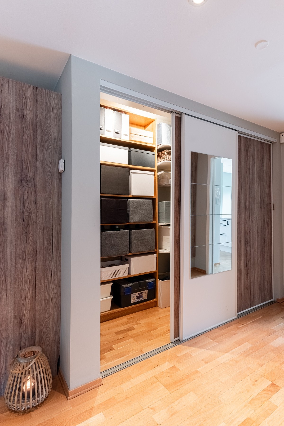 Her møtes du av en romslig entré med god plass til blant annet oppbevaringsmøblement, speil og knaggrekke. Galleribilde