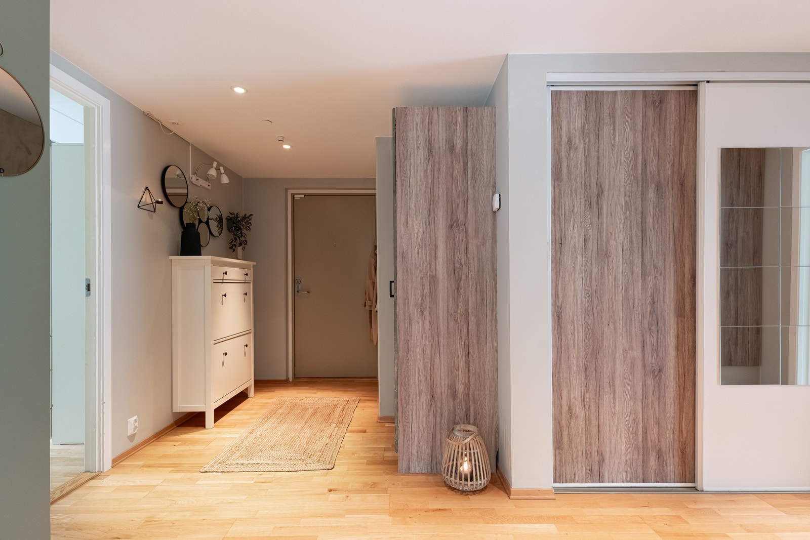 Entreen er knutepunktet i boligen med tilgang til alle rommene. Galleribilde