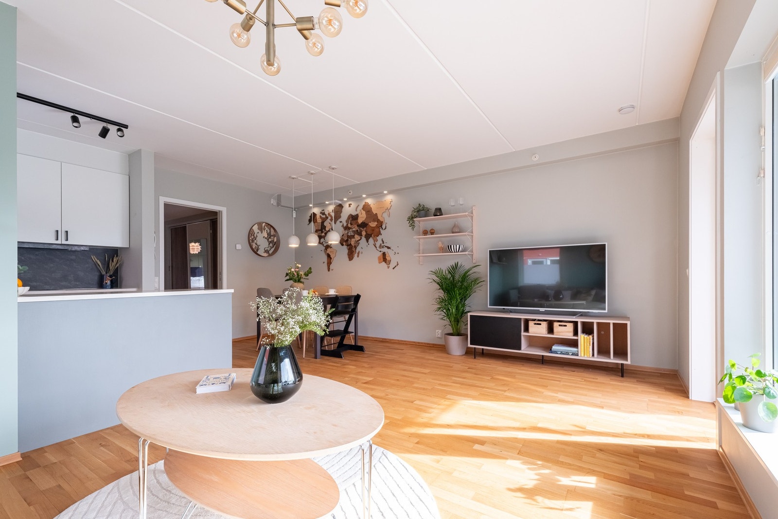 Leiligheten er holdt i lyse farger og har pent parkettgulv. Galleribilde