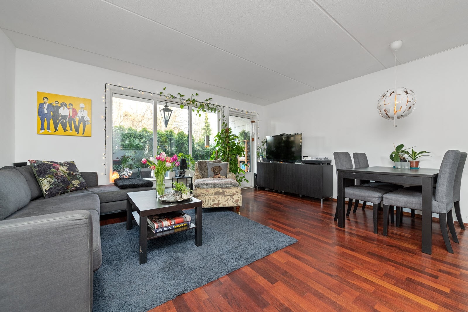 Stue med god plass til både sofa- og spisegruppe. Utgang til stor og skjermet markterrasse. Galleribilde