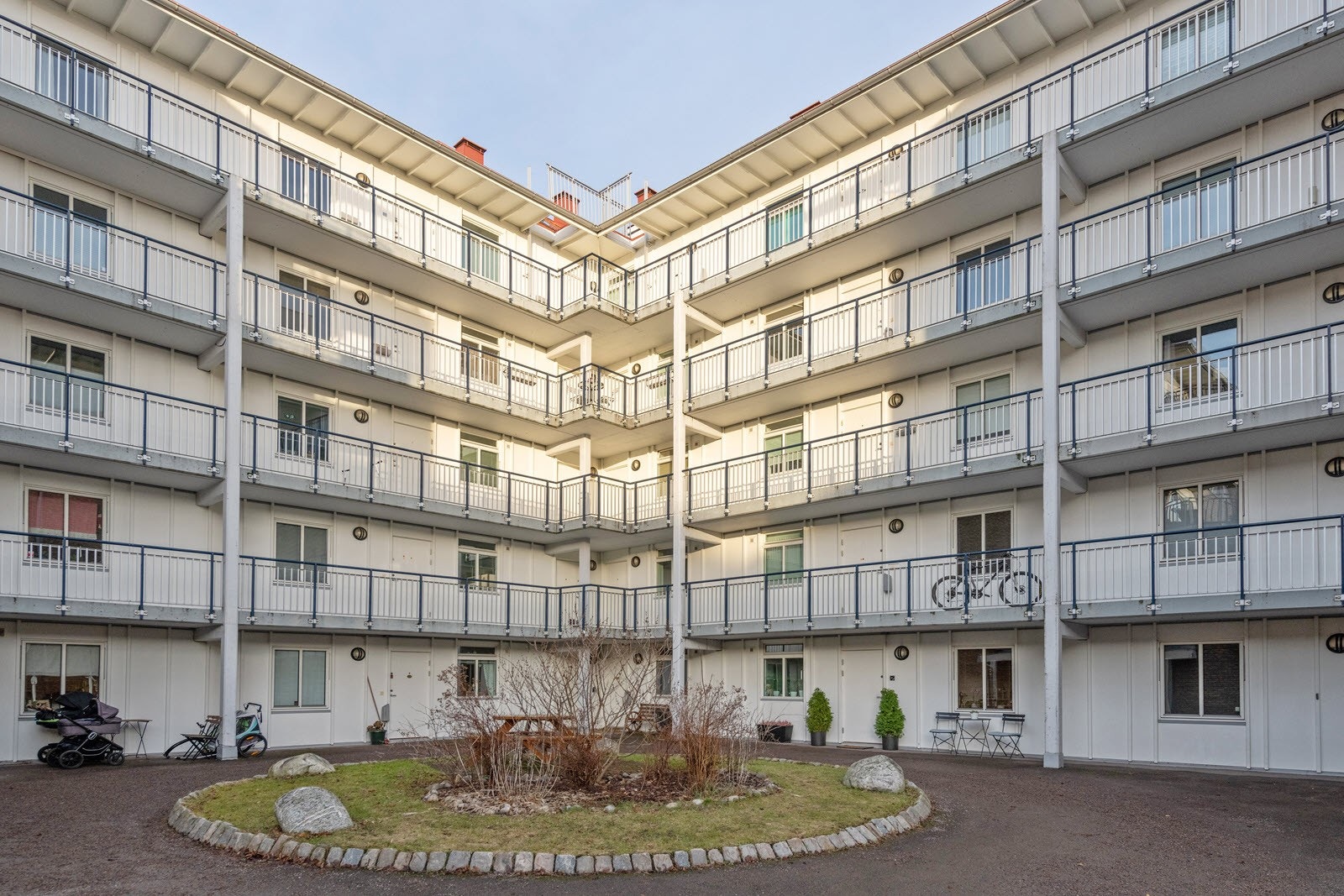 Pent opparbeidet gårdsrom. Galleribilde