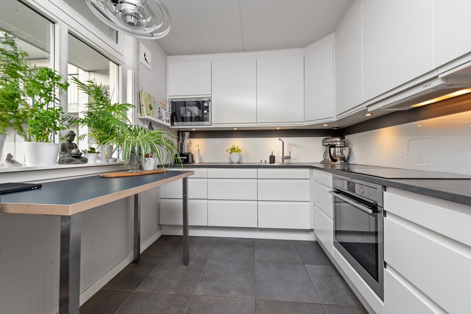 Lekkert kjøkken med integrerte hvitevarer. Galleribilde