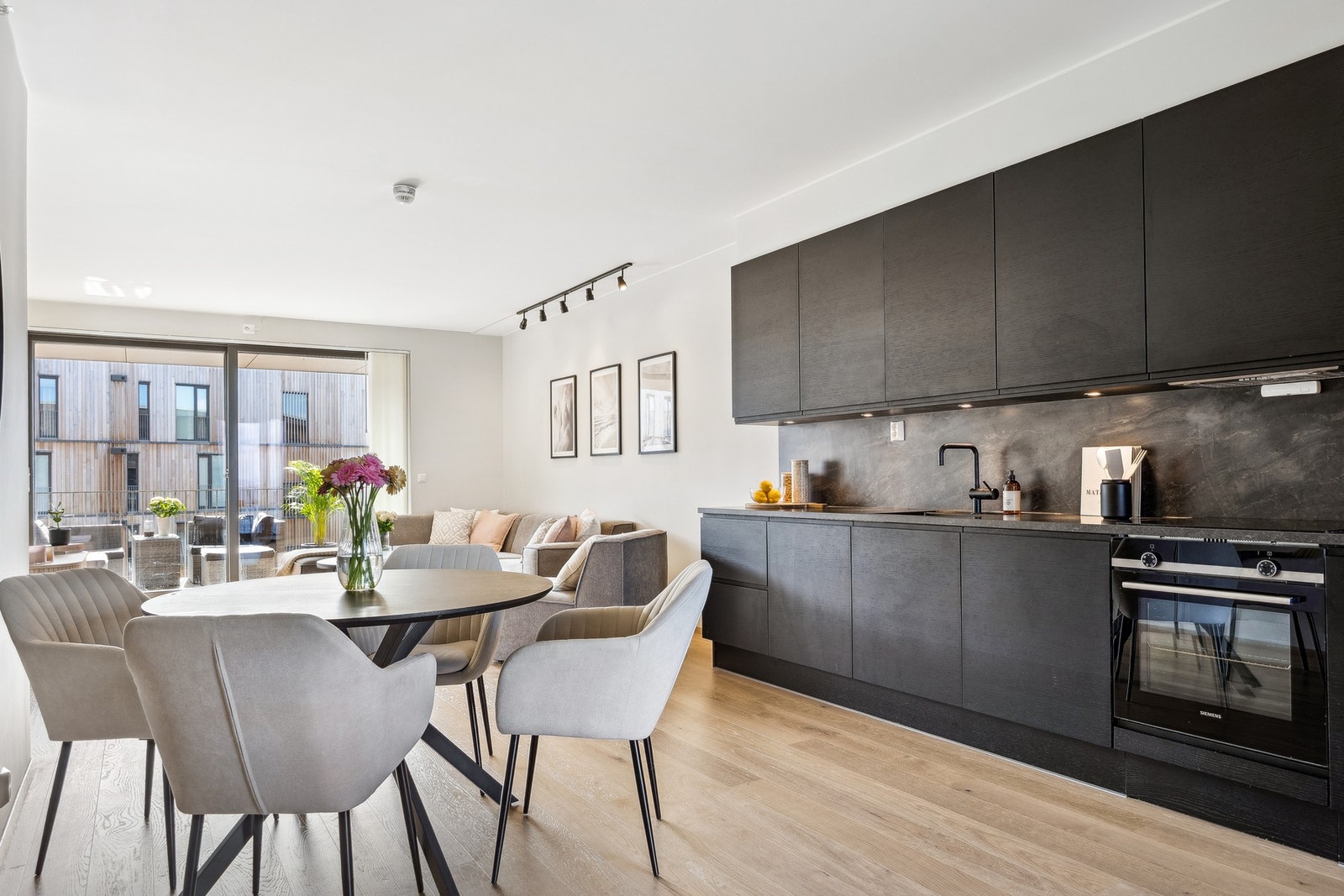 Oppgardert JKE kjøkken i moderne standard. Galleribilde