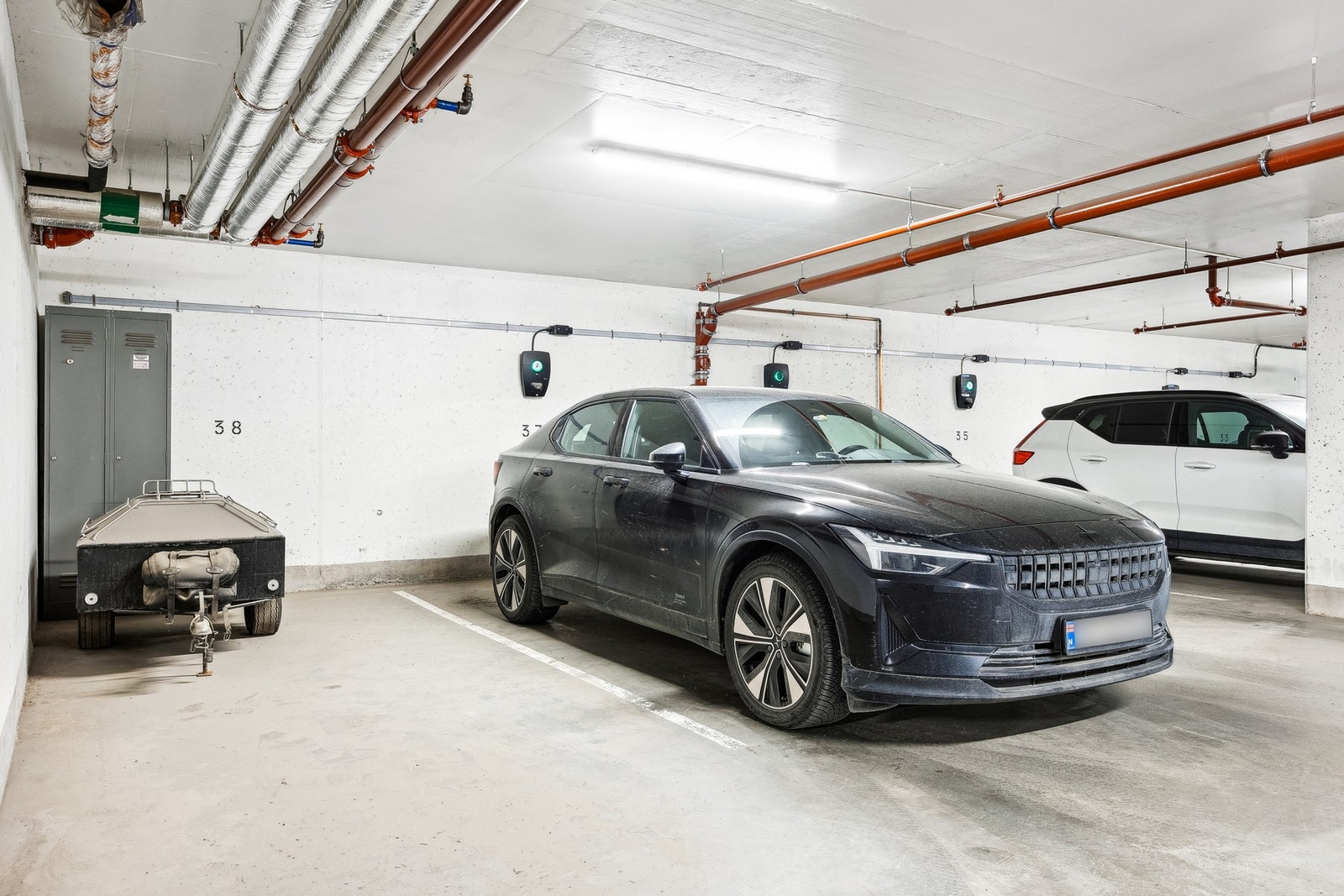 Det følger parkering i felles oppvarmet parkeringskjeller med elbil lader. Galleribilde