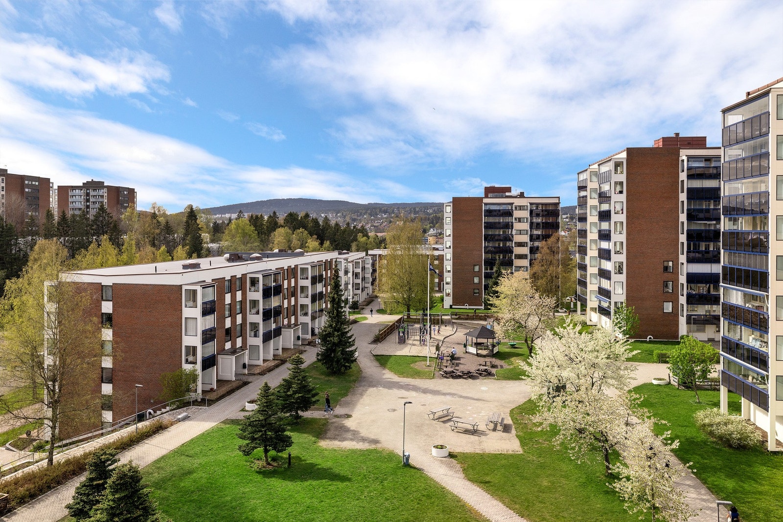 Fra balkongen har man trivelig utsyn mot rolig gårdstun. Galleribilde