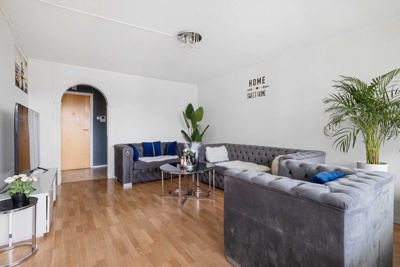 Rommet gir gode muligheter for innredning med sofa, bord og tilhørende møblement. Galleribilde