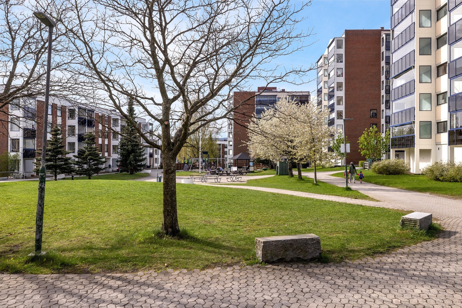 Borettslaget er pent opparbeidet med asfalterte adkomstveier, gressplen, sittegrupper, lekeplass, trær og diverse beplantning. Galleribilde