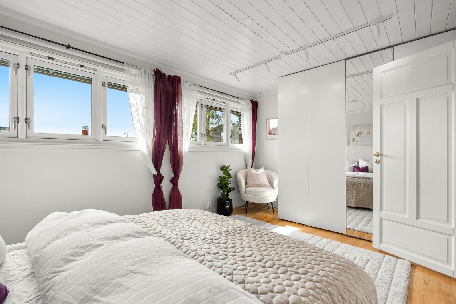 Dette soverommet har svært godt med garderobeplass, og det er også plass til en stol i hjørnet av rommet. Galleribilde