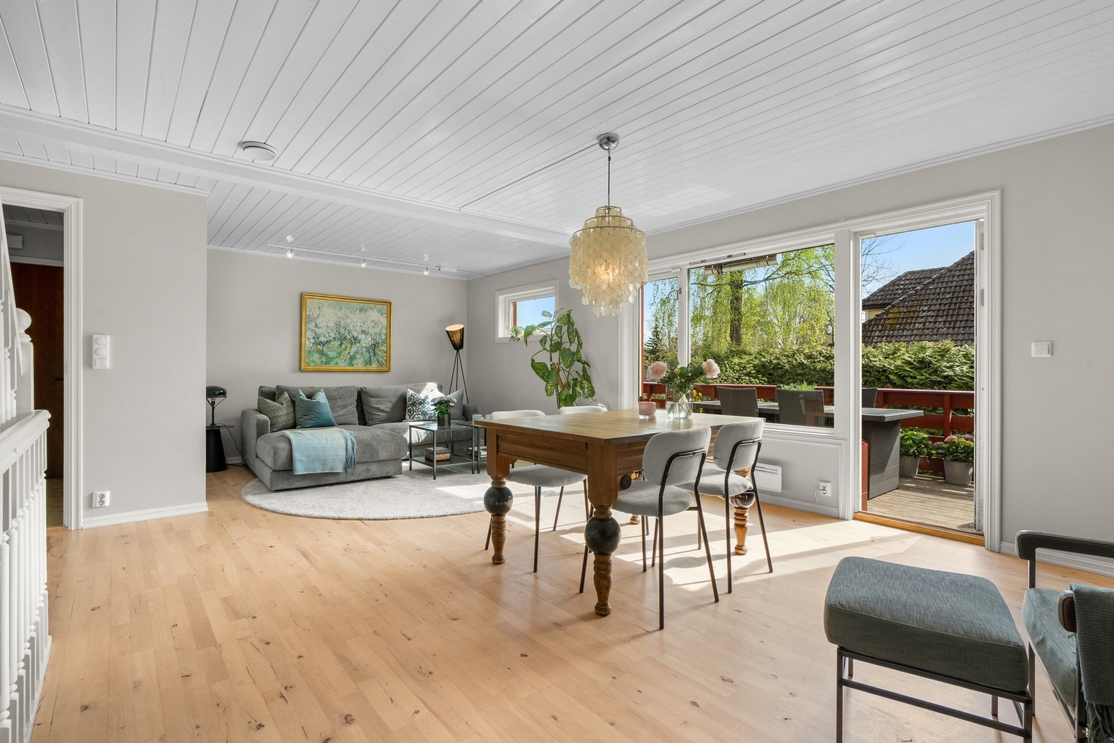 Boligen har en familievennlig planløsning med stort oppholdsrom, flere soverom på samme plan og to baderom. Galleribilde