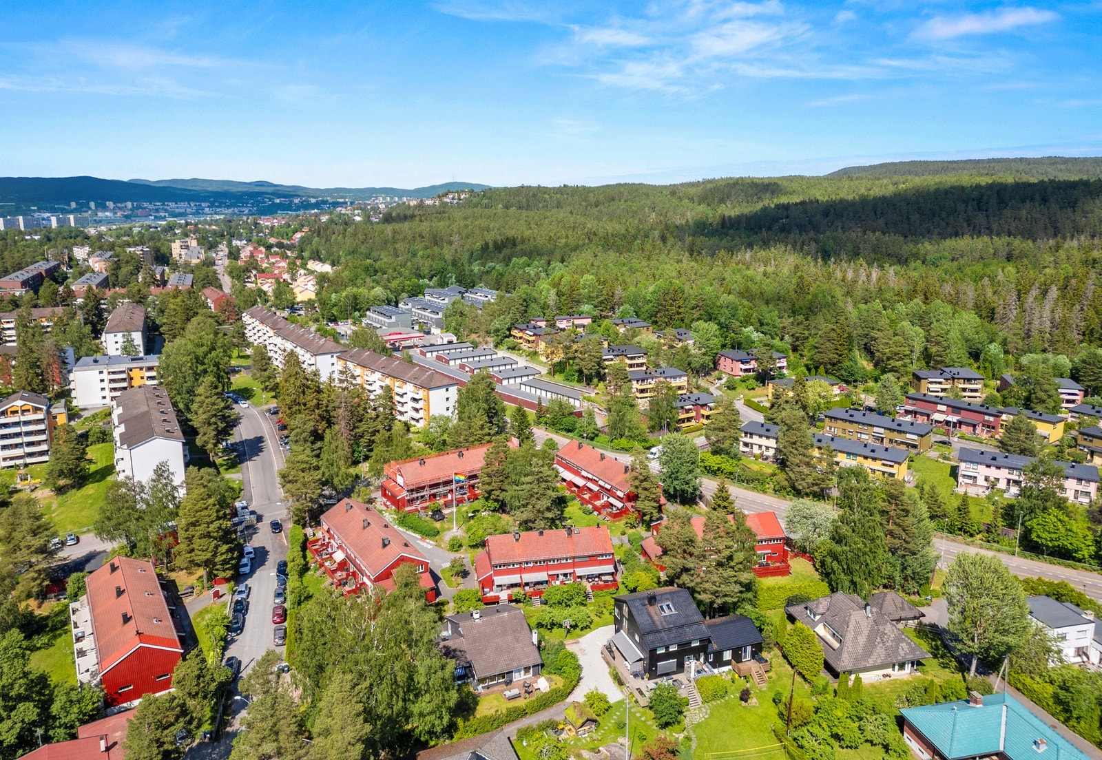 Rekkehuset har en attraktiv beliggenhet i Kampheimveien, på Oppsal. Her bor du landlig og sentralt på samme tid! Galleribilde