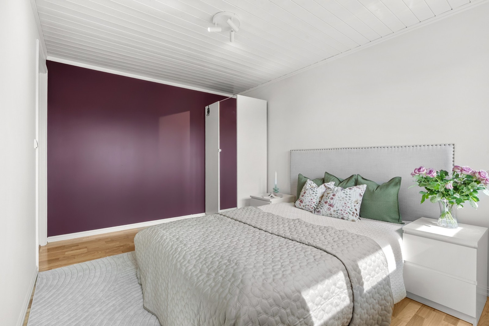 Soverom 1 er innredet med dobbeltseng og tilhørende nattbord. Garderobeskap for oppbevaring av klær. Galleribilde