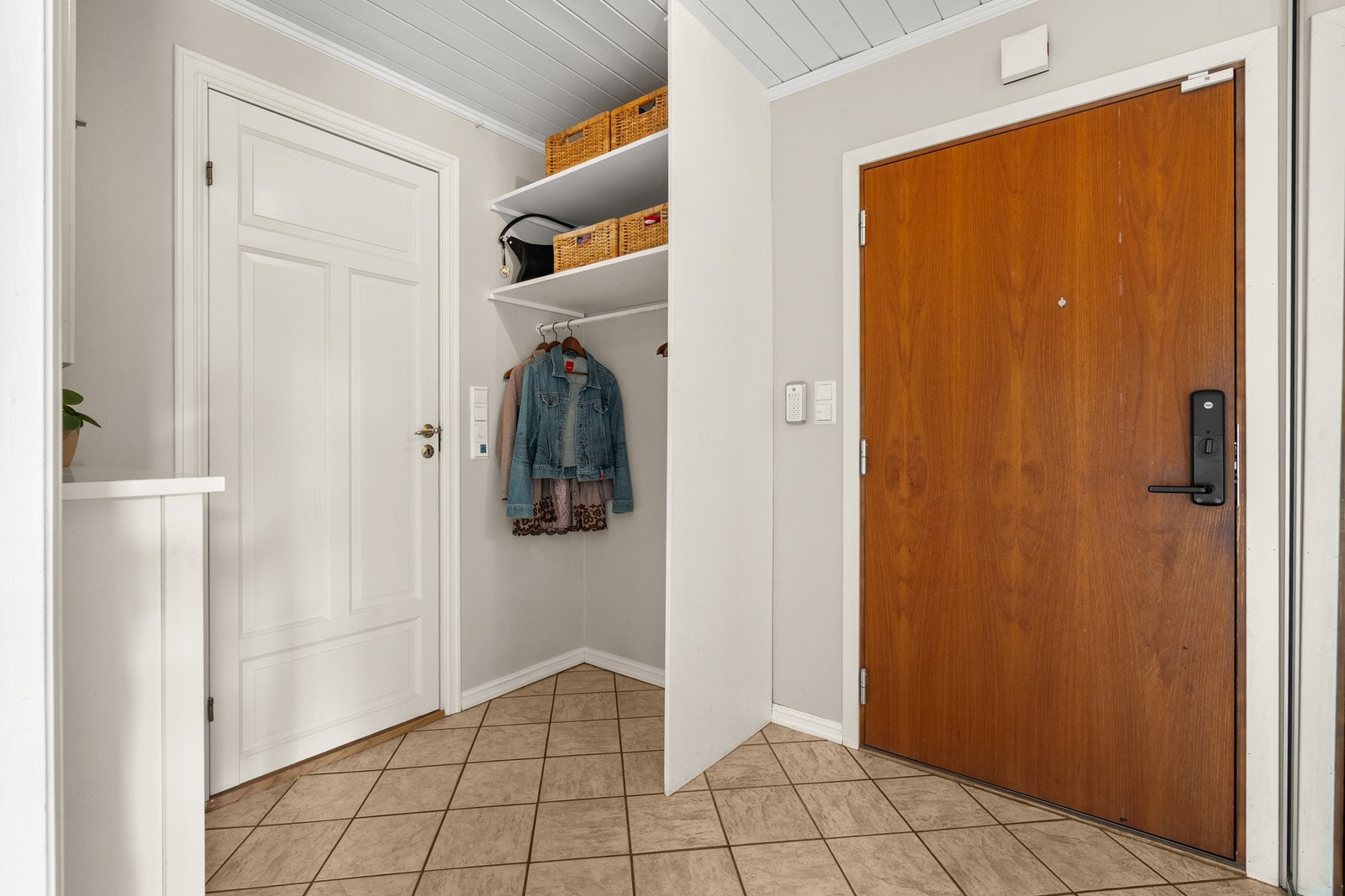 Boligen har en fin entré med plass til å henge fra seg på garderobestang eller i skyvedørsgarderobe. Galleribilde