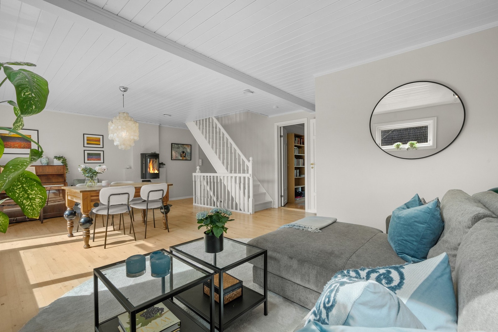 Oppholdsrommet er holdt i nøytrale farger, og det er parkett på gulv. Galleribilde