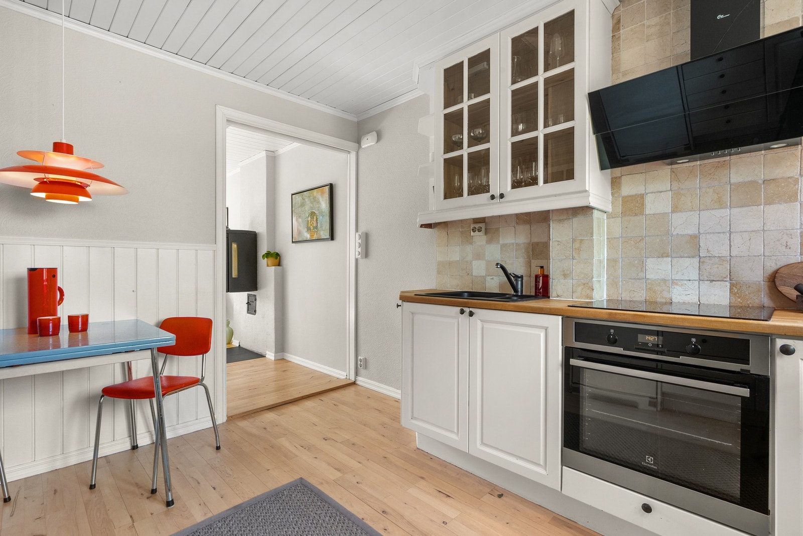 Kjøkkenet er utstyrt med integrert induksjonsplatetopp og stekeovn, i tillegg til frittstående oppvaskmaskin og kjøle-/fryseskap. Ventilator med kanal til yttervegg over stekesonen. Galleribilde