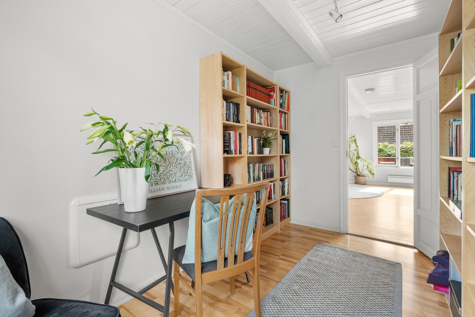 Rommet ble kalt arbeid på byggetegningene fra 2002, fordi det var arbeidsrom forrige eier skulle bruke det som. Rommet er derfor ikke godkjent for varig opphold, men oppfyller ellers alle krav til et soverom. Galleribilde