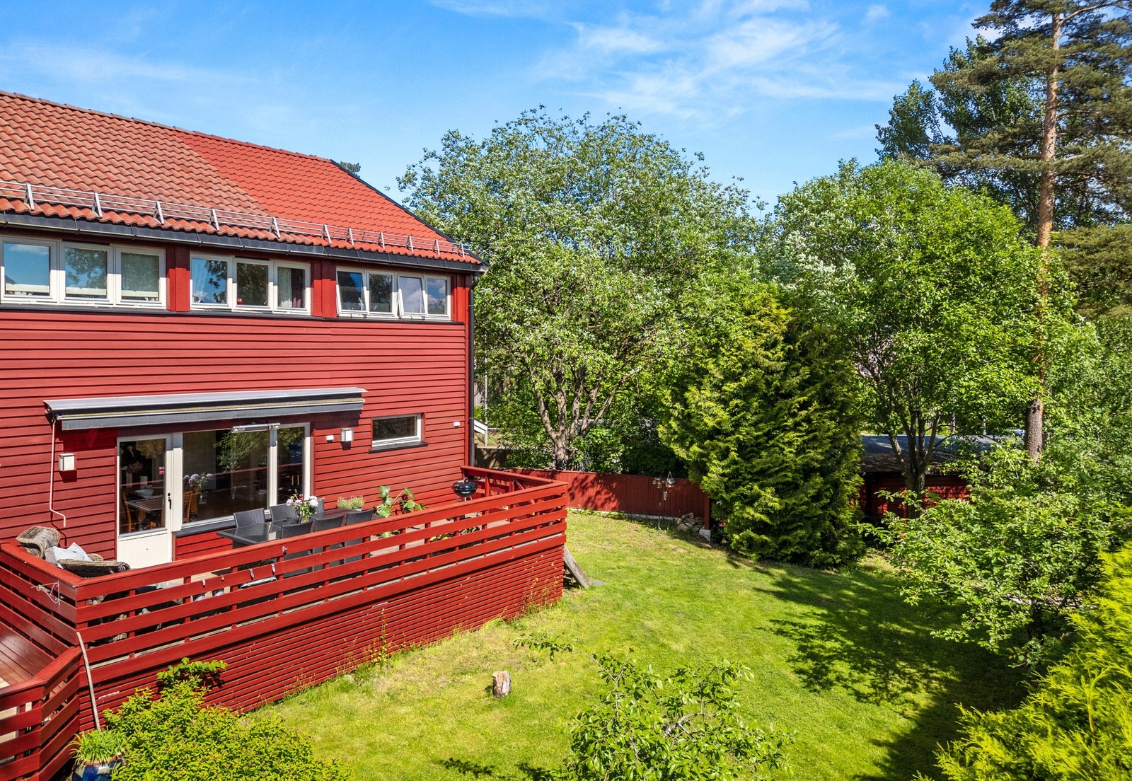 Endebeliggenhet gir ekstra boltreplass utendørs, selv om alt uteareal er felles. Boligen ble bygd på i 2002. Galleribilde