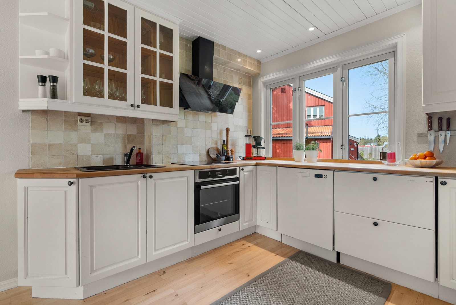 Eldre kjøkkeninnredning fra 1995, med profilerte, malte fronter og benkeplate i heltre med nedfelt kum i kompositt. Galleribilde