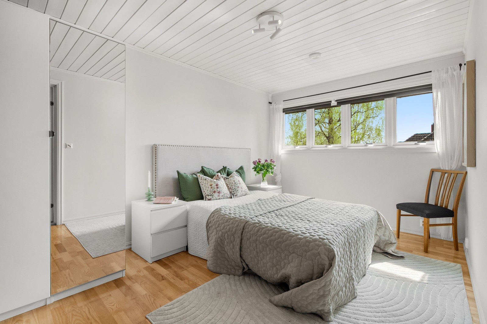 Boligen har i dag fire godkjente soverom, som alle er av god størrelse og ligger i denne etasjen. Galleribilde