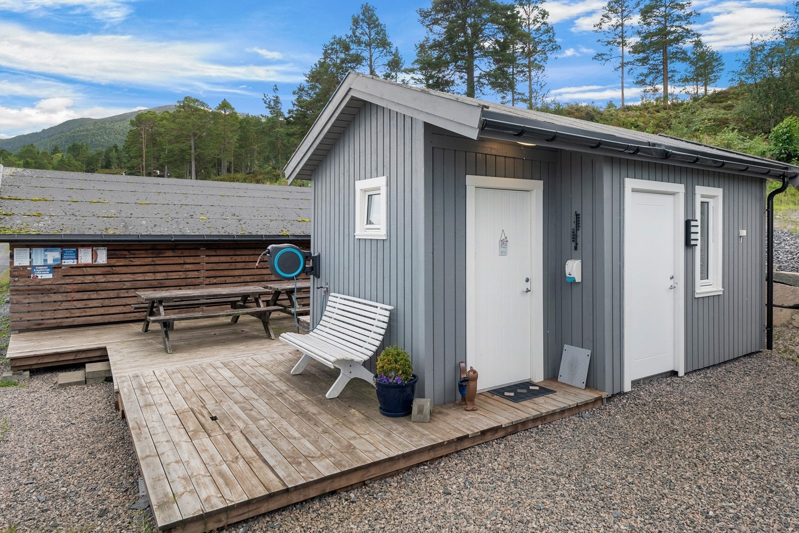 Felles toalett og bod for hytteforeningen - Nærområde Galleribilde