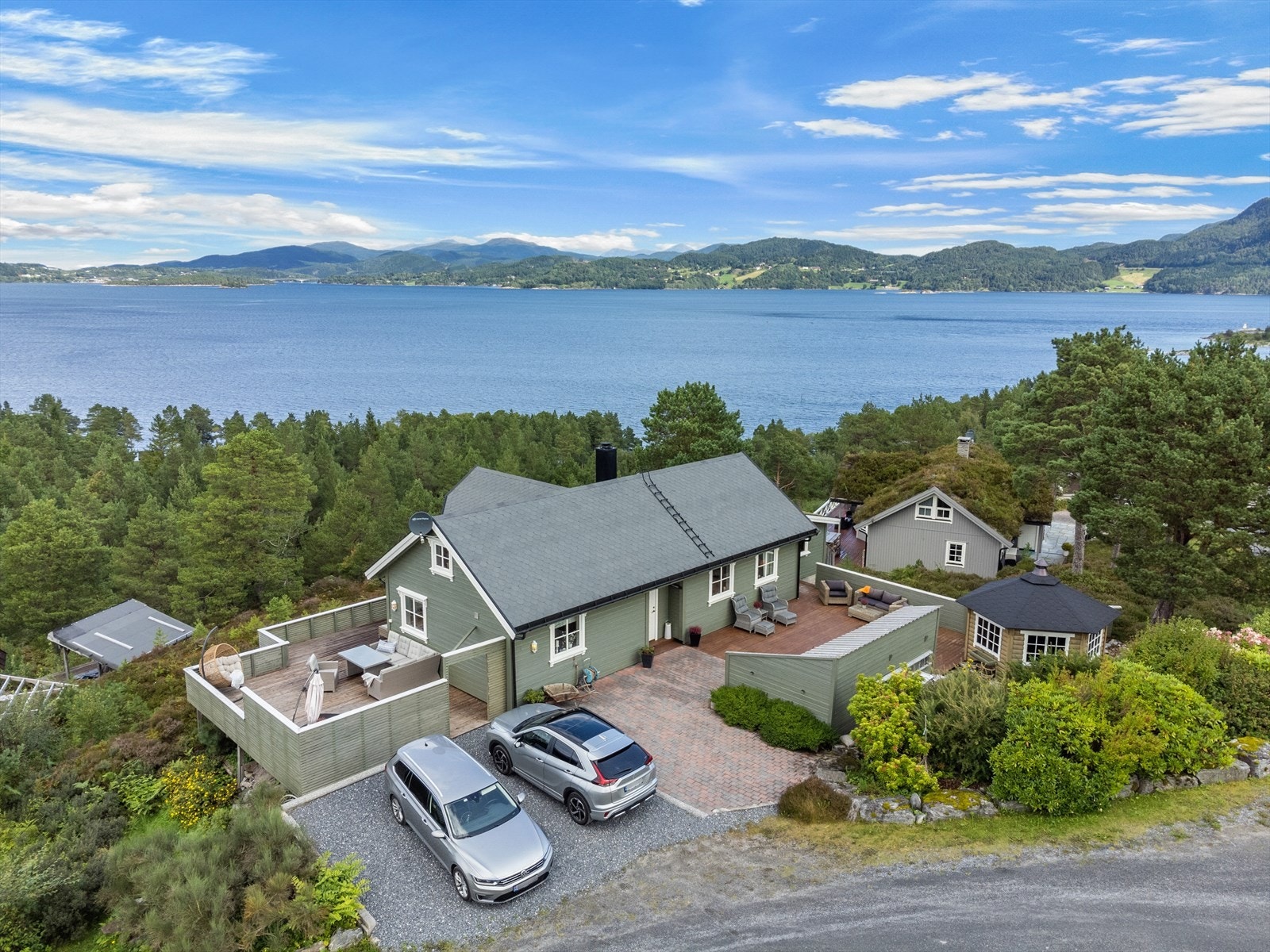 Din lokale eiendomsmegler Notar ønsker velkommen til Kvalvågnesvegen 3! Galleribilde