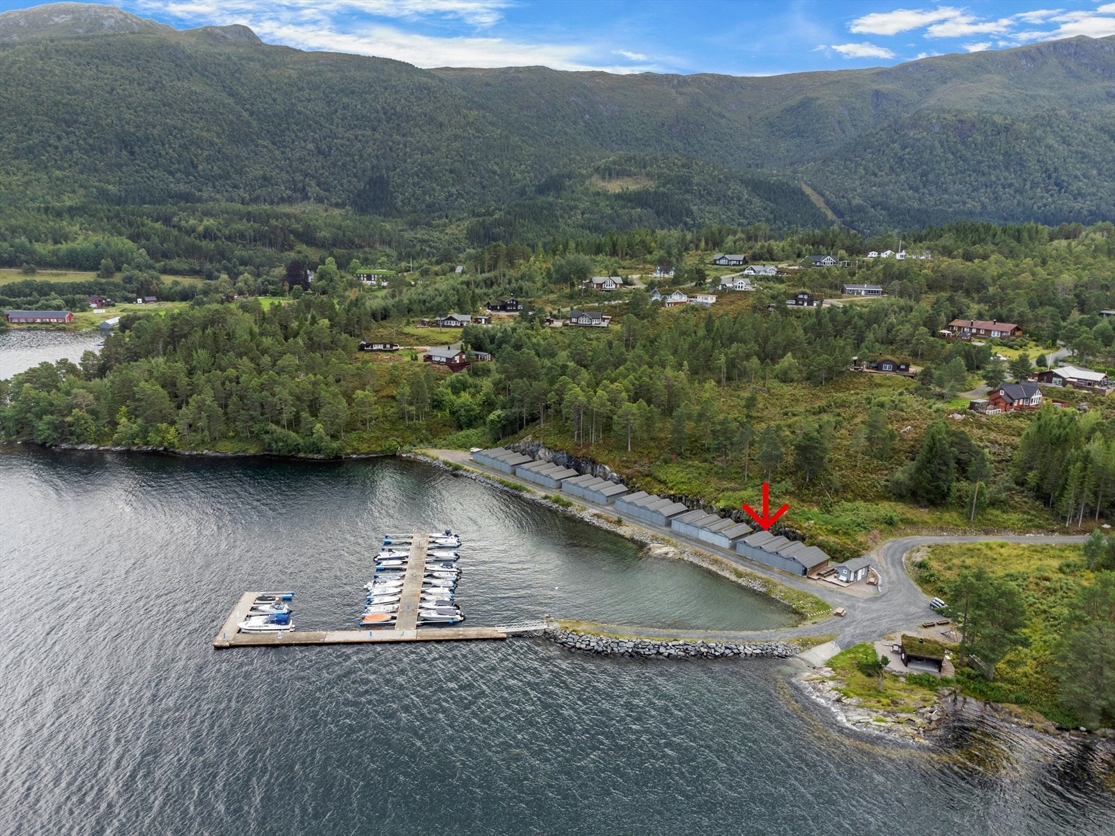 Naustområde med båtplasser og strand Galleribilde