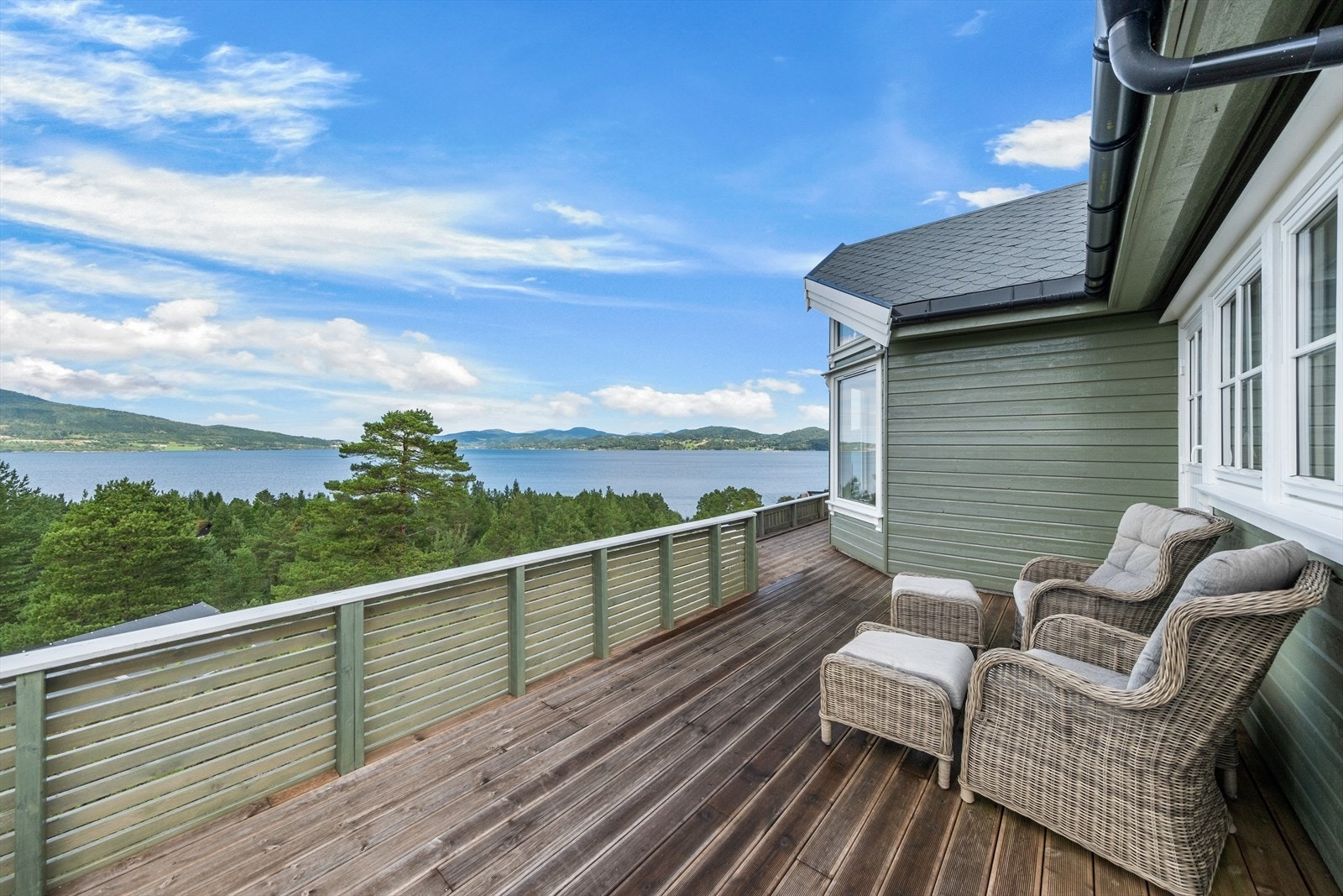 Solrik terrasse med flott utsikt Galleribilde