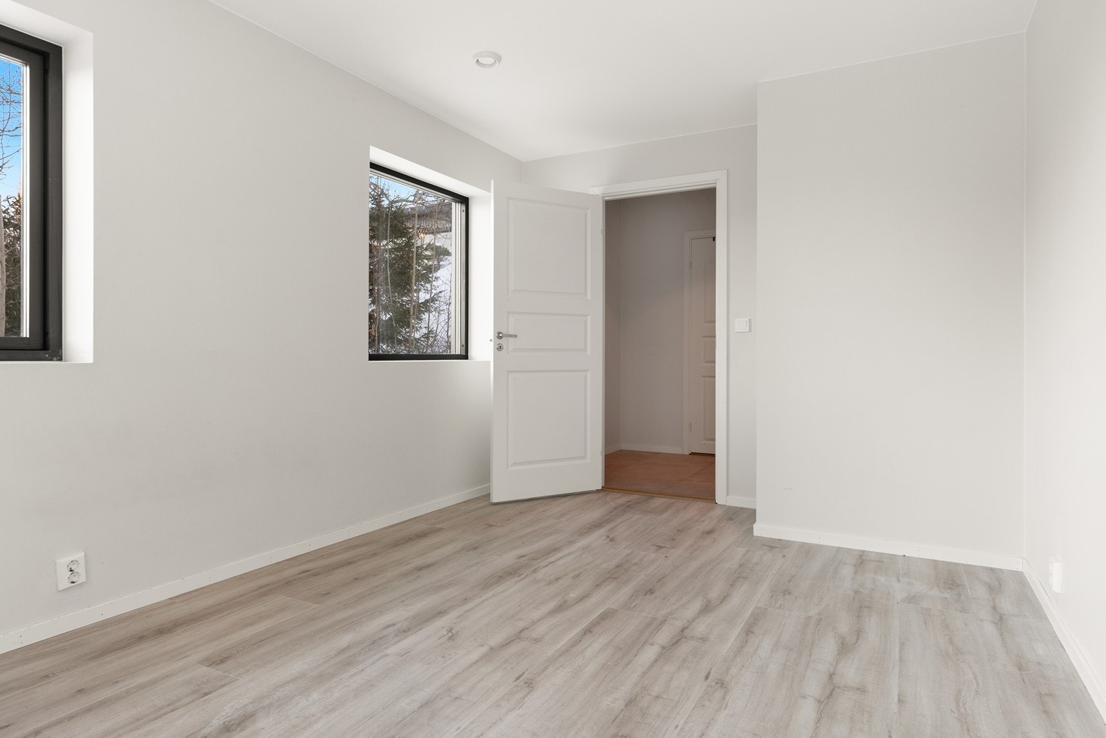 Soverom 1 i underetasjen er av god størrelse og har lyse, nøytrale farger på overflatene. Det er god plass til dobbeltseng med tilhørende småmøbler og garderobeskap Galleribilde