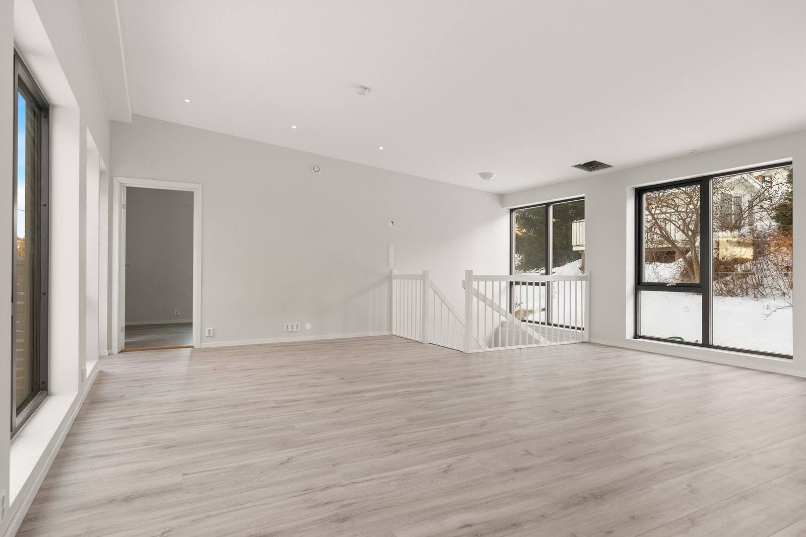 Stuen, som utgjør store deler av 1. etasje er lys og luftig, med de samme lyse overflatene som øvrige deler av boligen. I taket er det også soner med downlights for god lyssetting Galleribilde