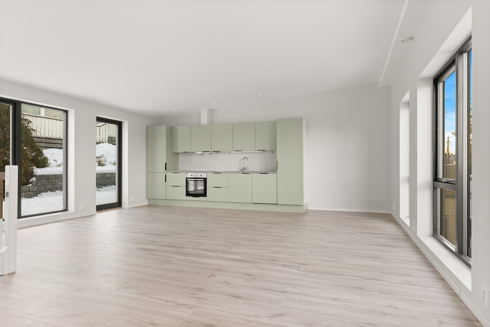 I fra stue/kjøkken er det utgang til uteområde bak huset, og til den vestvendte verandaen Galleribilde