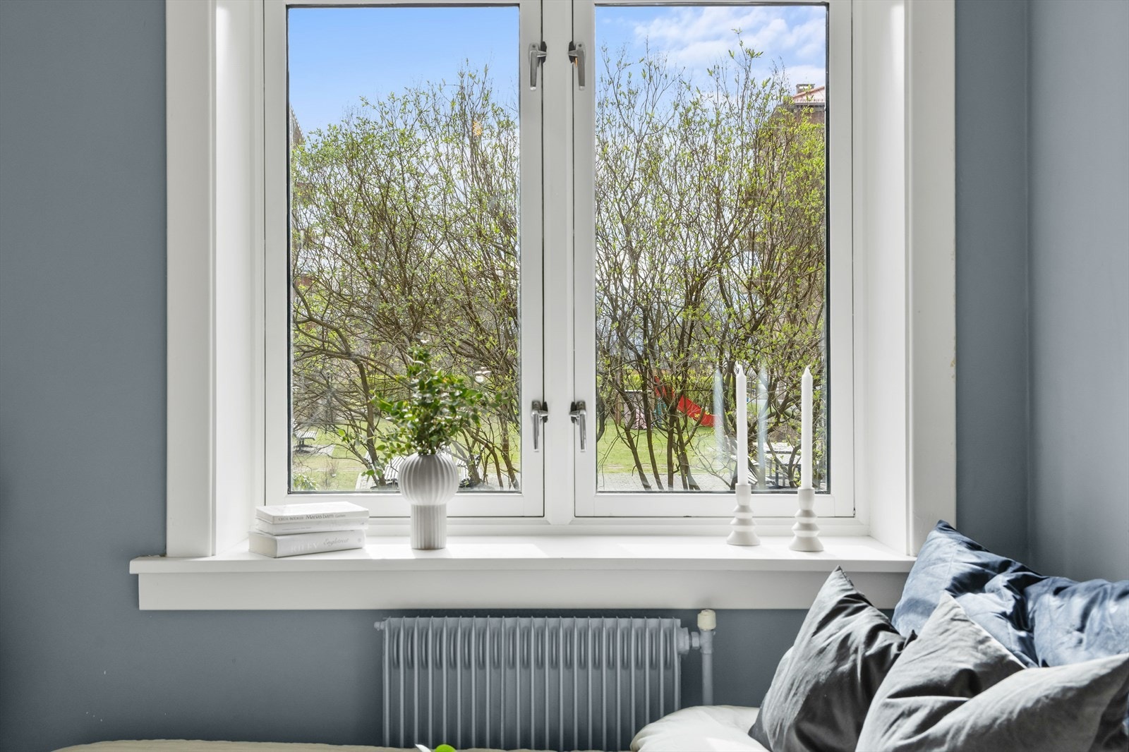 Soverommet vender inn mot borettslagets rolige bakgård og innbyr til god nattesøvn. Galleribilde