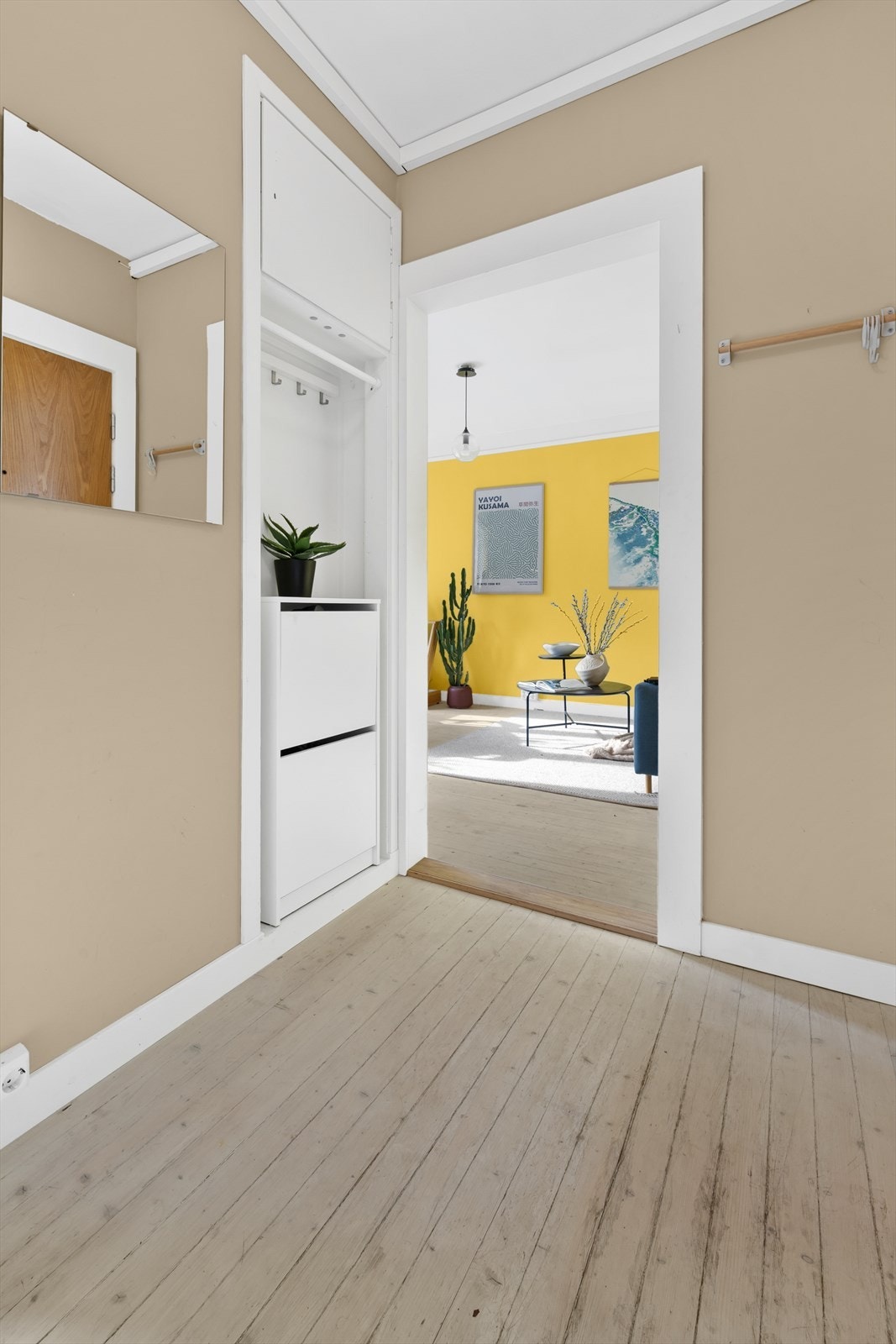 Smart nisje for oppheng av yttertøy. Galleribilde