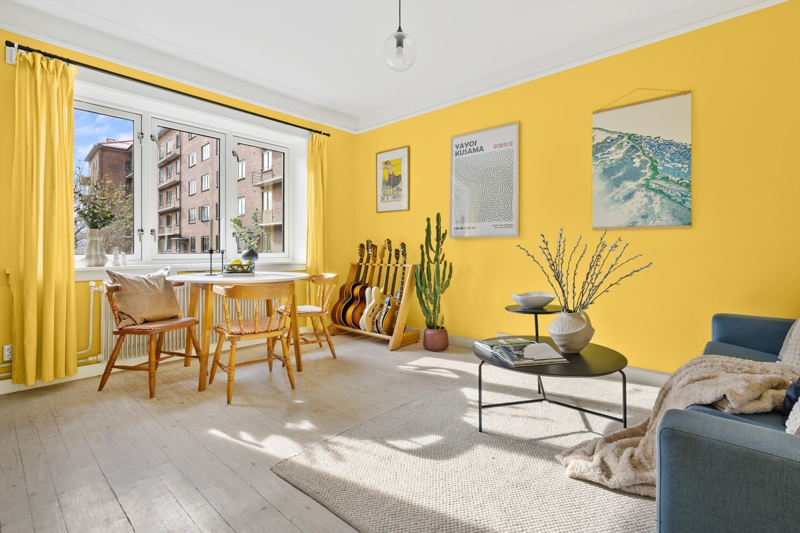 Nydelig lysinnslipp og glade, gule vegger - her er det smilegaranti! Galleribilde