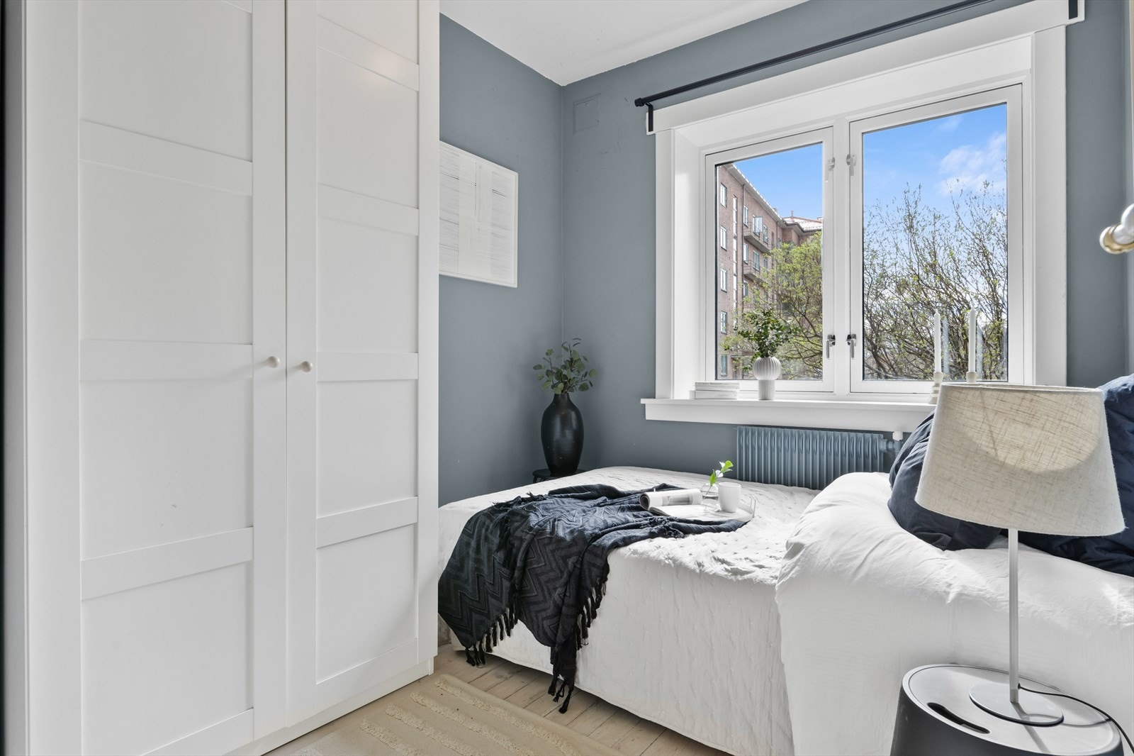 Soverommet har plass til seng med tilhørende nattbord og er i tillegg innredet med garderobeskap for oppbevaring av klær og tilbehør. Galleribilde