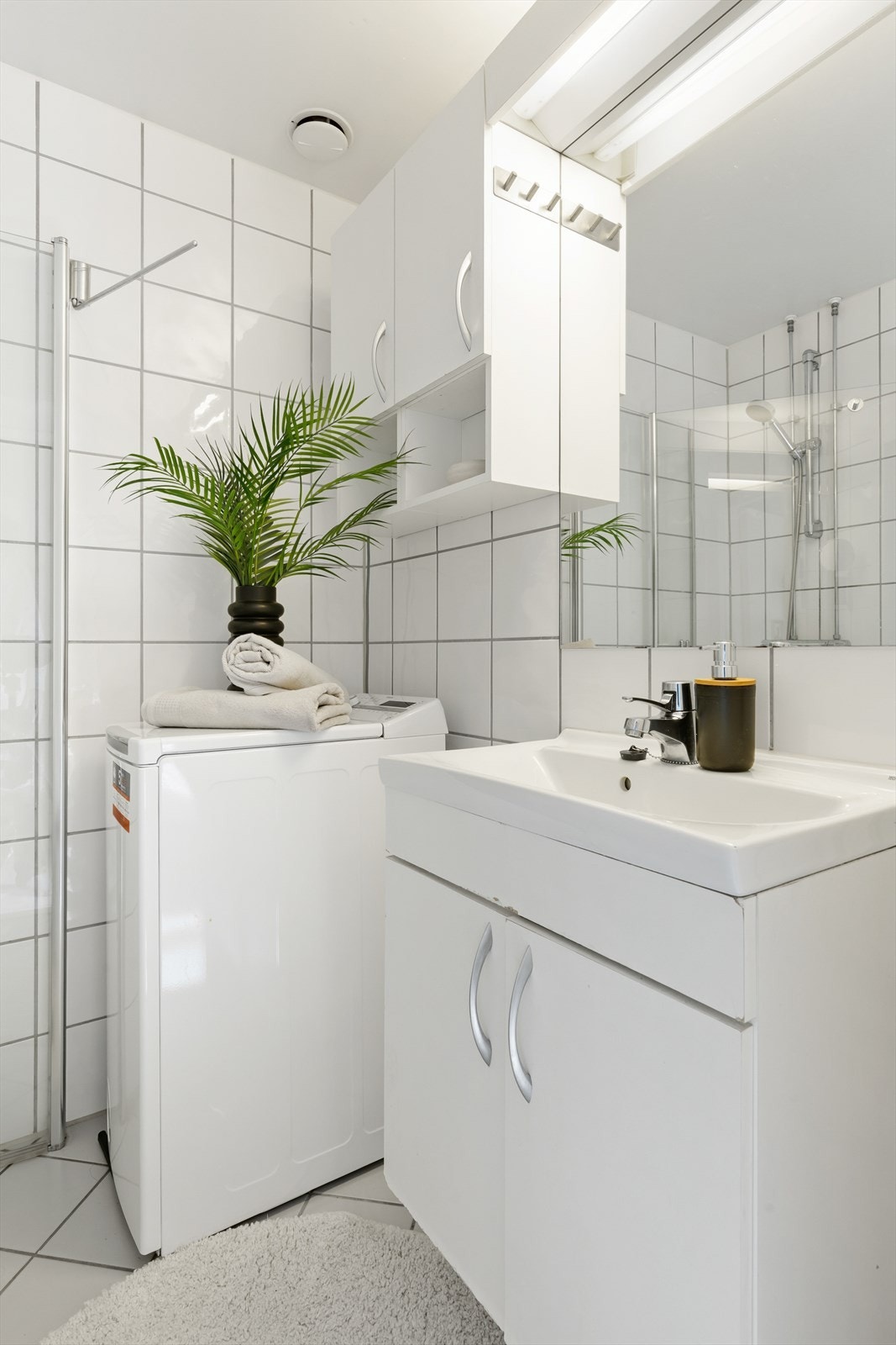 Pent flislagt baderom med elektriske varmekabler i gulv. Borettslaget pusset opp alle badene i 2004/05. Galleribilde