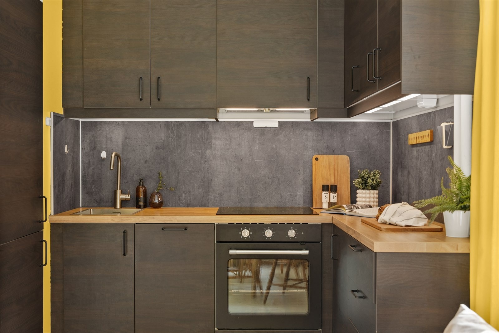 Pent og moderne kjøkken med innredning fra IKEA montert i 2021. Kjøkkenet er utstyrt med integrerte hvitevarer som induksjonsplatetopp, stekeovn, kjøl- og fryseskap samt oppvaskmaskin. Galleribilde