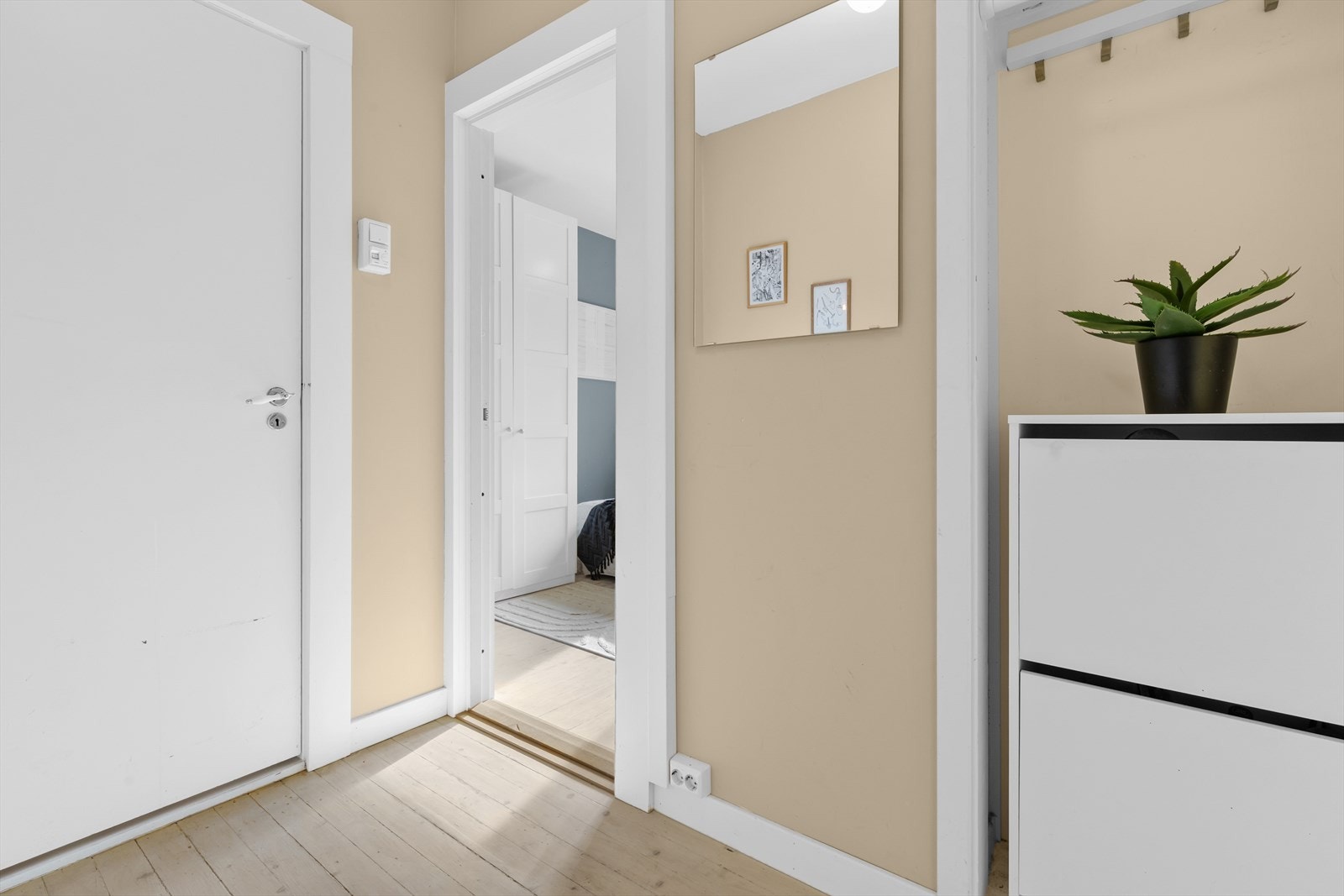 Velkommen inn! I entréen er det plass til å henge fra seg yttertøy på knagger. Galleribilde