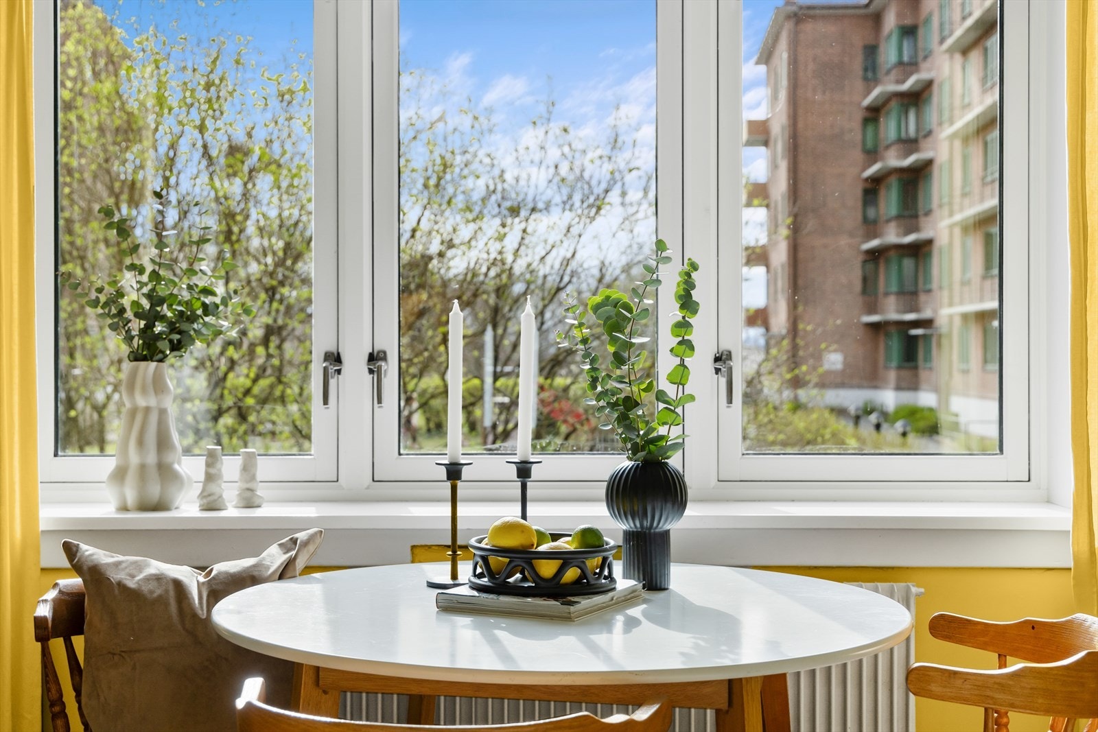 Leiligheten har en god planløsning som lar deg få mye ut av få kvadratmeter med plass til både sofakrok, TV-møbler og spisegruppe. Galleribilde